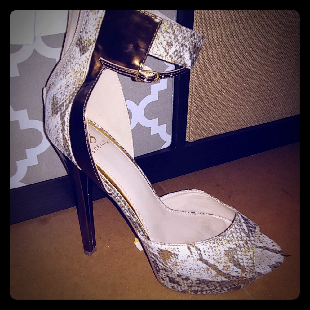 A brand new snake pattern stilettos